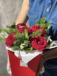 Кутия с 5 червени рози