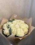 Букет с бели рози