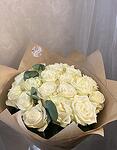 Букет с бели рози