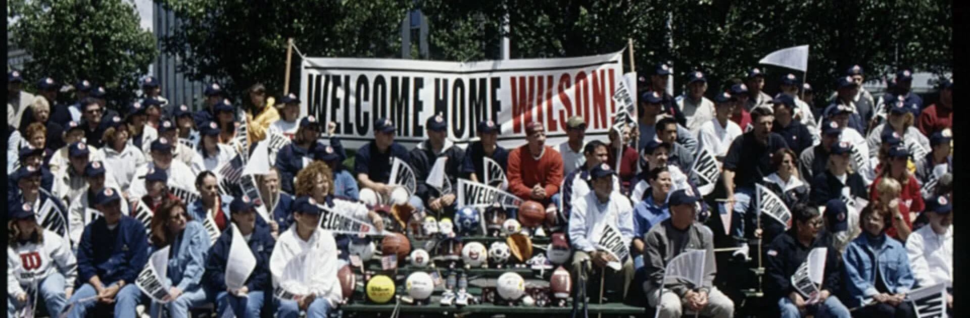 Хора на трибуните на парада за завръщане на Уилсън