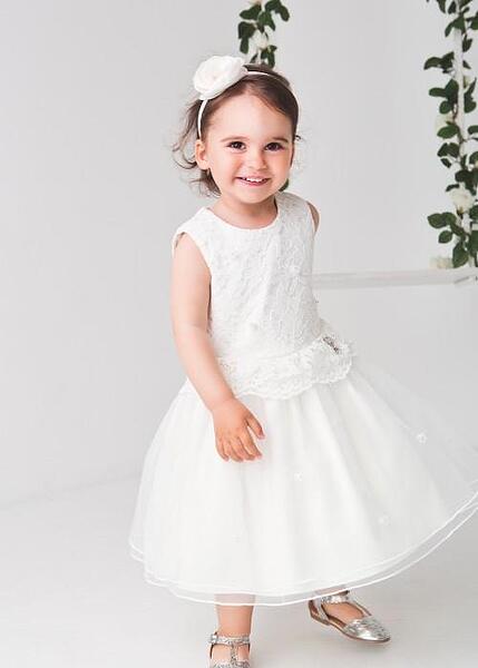 Рокля за момиче от дантела с ръчно пришити цветя