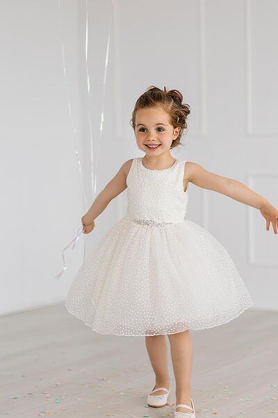 Рокля в бяло с коланче от камъни