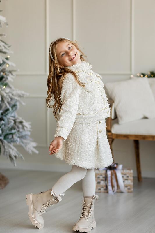 Пола от букле в бяло със златна нишка