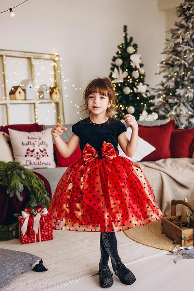 Рокля от кадифе и органза на точки