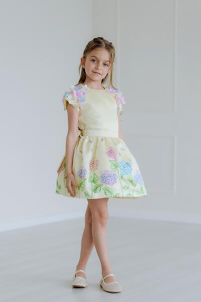 Блузка в млечно жълт цвят с цветя по ръкавите