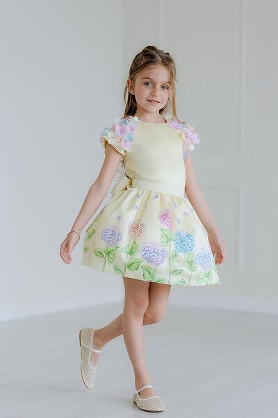 Пола в млечно жълт цвят с хортензии