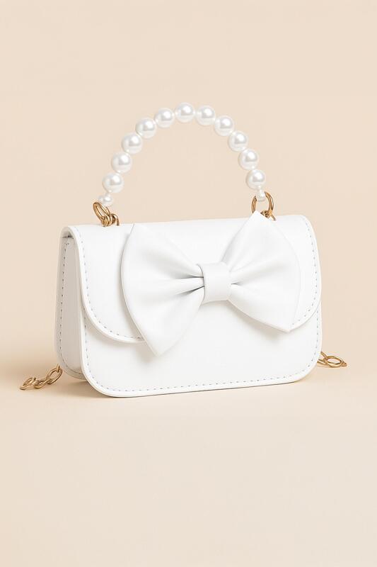 Чантичка с панделка в бяло