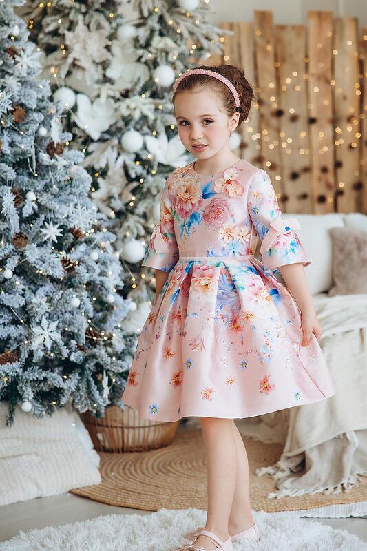 Рокля с цветя в пастелни цветове