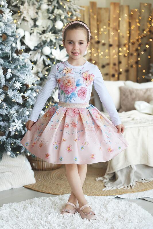 Блузка с цветя в пастелни цветове