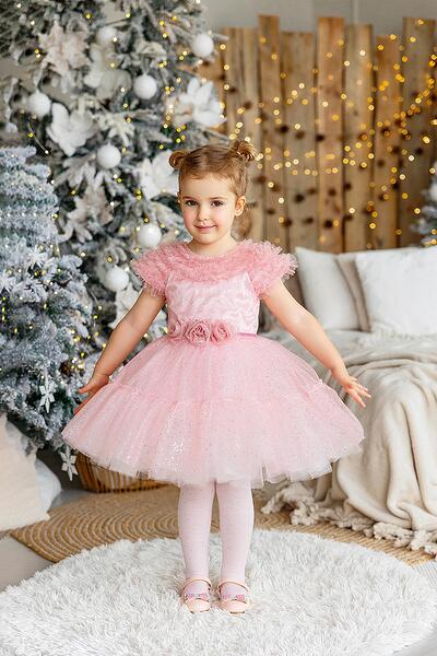 Рокля в розово с рози