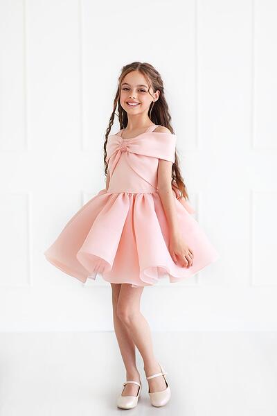 Луксозна детска рокля с панделка в прасковен цвят