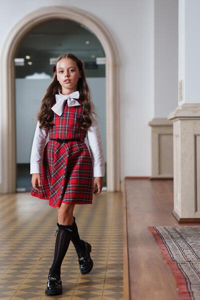 Червена детска рокля на каре