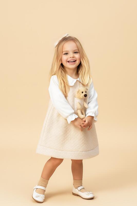 Детска рокля в бежово с апликация мече и каре-Copy