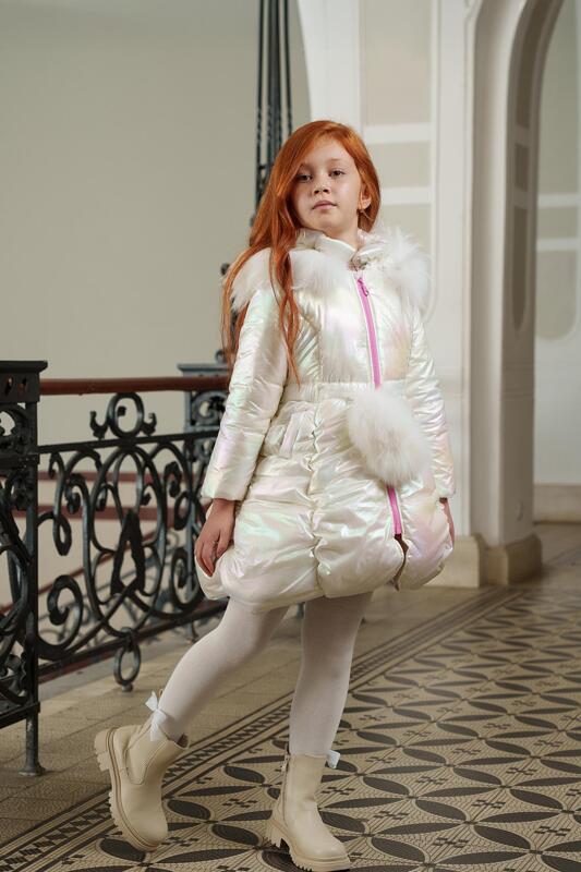 Яке за момиче в бял цвят