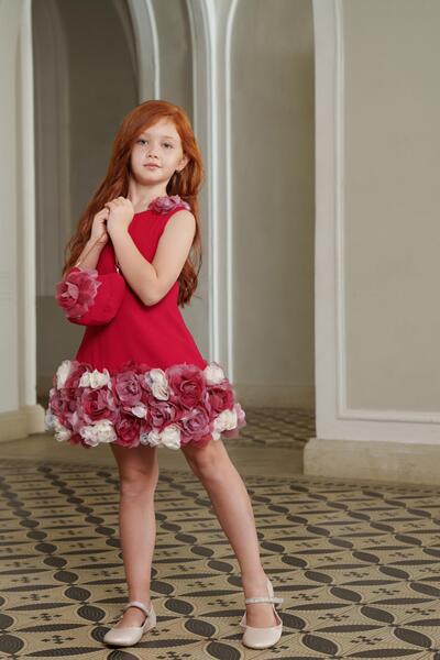 Червена рокля с борд рози