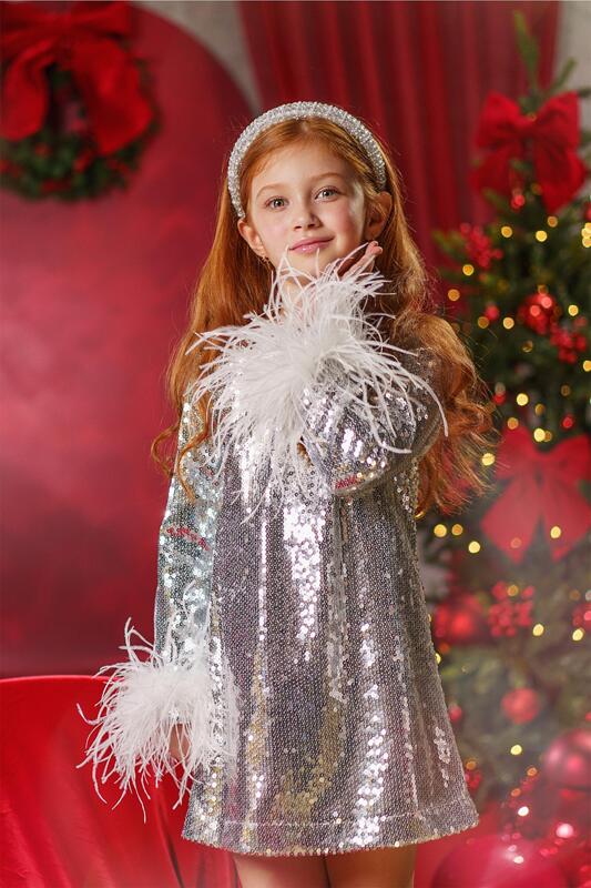 Сребриста рокля с пайети и пера – блясък за празничните моменти