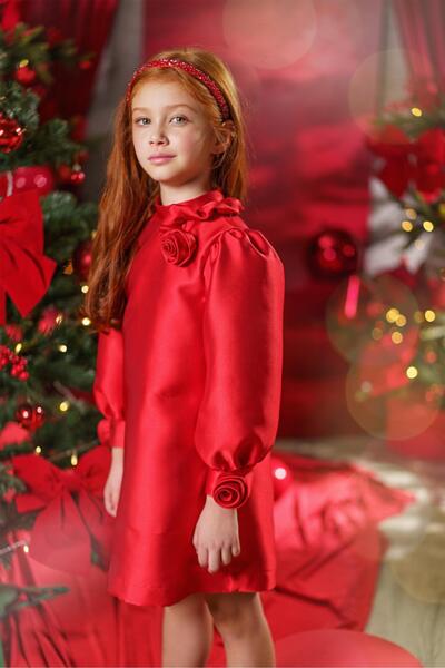 Червена сатенена рокля с флорални акценти