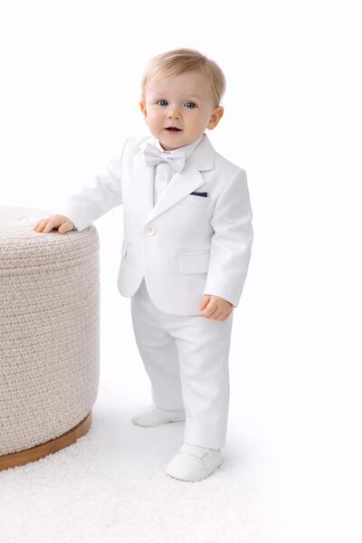 Луксозен бял бебешки костюм с папийонка – официален комплект за момче