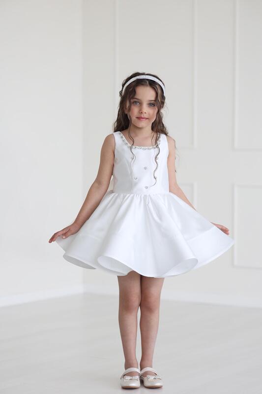 Луксозна детска рокля с панделка и камъни – бяла