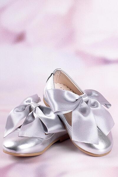 Сребърни балеринки с красива сатенена панделка