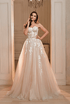 Сватбена рокля в цвят капучино с разкроена пола от тюл и дантела