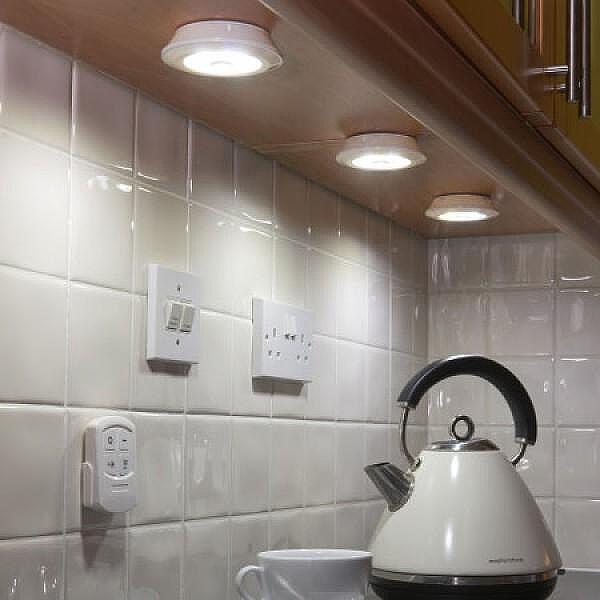 БЕЗЖИЧНИ LED ЛАМПИ С ДИСТАНЦИОННО