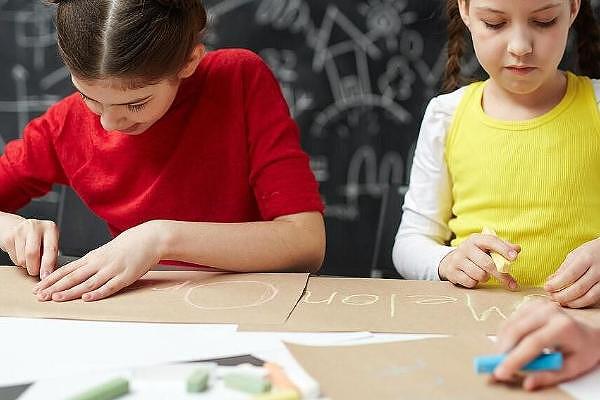 6 diferențe între metoda Montessori și educația tradițională