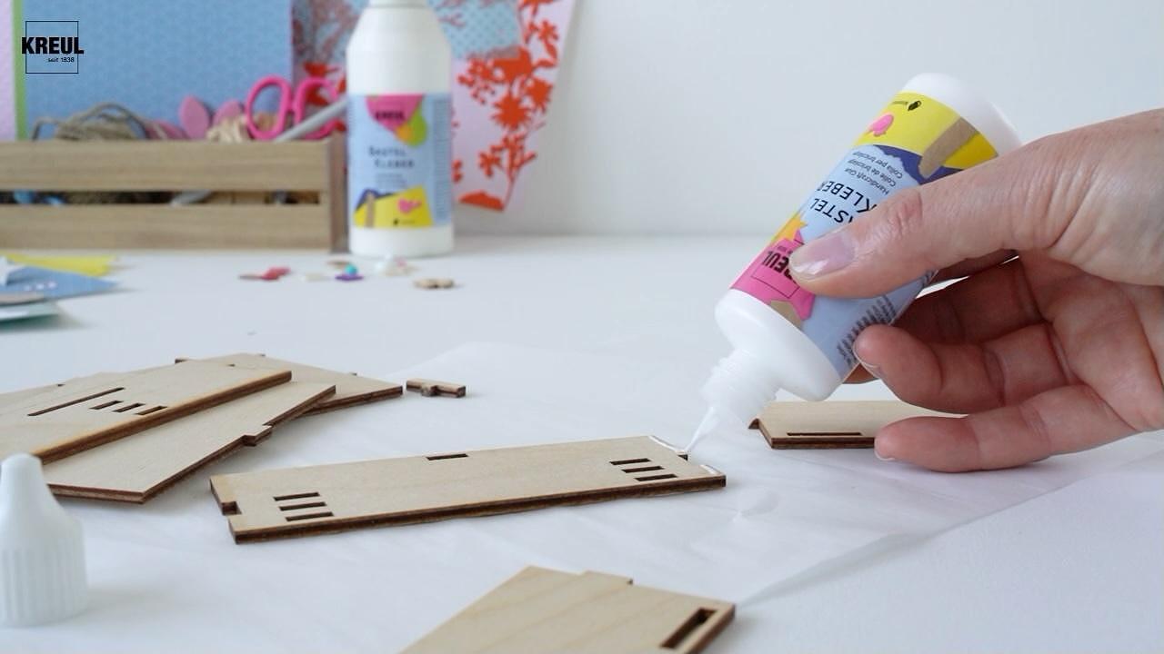 Нанасяне на Лепило Bastel kleber с тънък накрайник върху хартиен проект