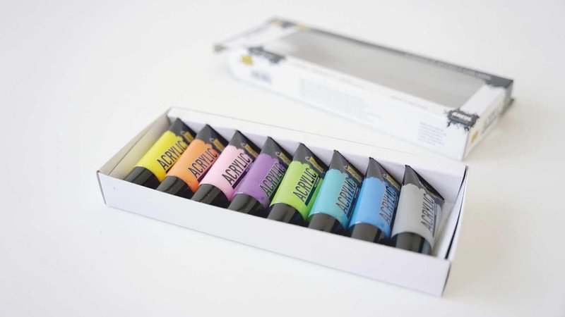 SOLO GOYA Acrylic, комплект акрилни бои: осем тубички по 20 ml (жълто, оранжево, розе, виолетово, жълтозелено, тюркоаз, синьо и неутрално сиво), подредени диагонално в бяла кутия; на заден план външната опаковка на бял фон
