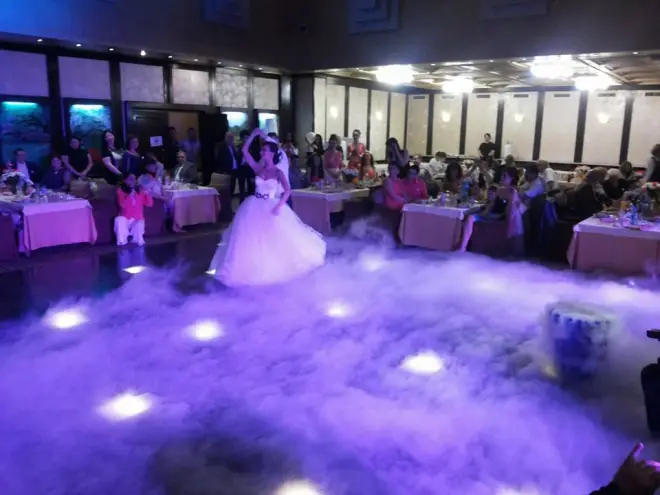 Някои скъпо струващи грешки на младоженците, когато наемат сватбен DJ