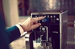 Saeco PicoBaristo Deluxe SM5570/10, Кафеавтомат, Гарафа за мляко, 13 варианта кафе, Регулируема керамична цедка в 12 степени, AquaClean, 1.7 л, Черен