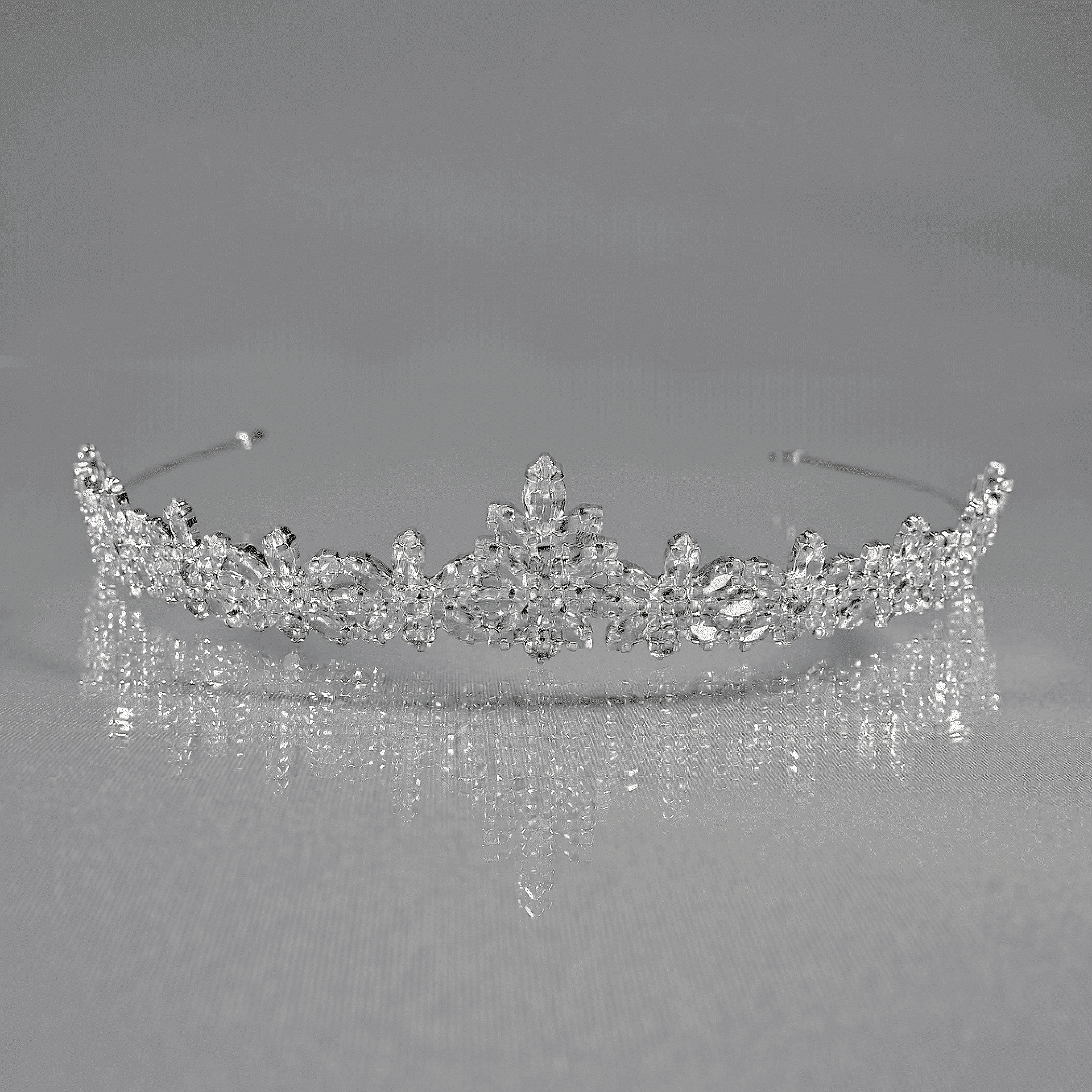 【きれいめファッション51選】上品さと清潔感をキープし Tiara: Zirconium Tiara カーナビ