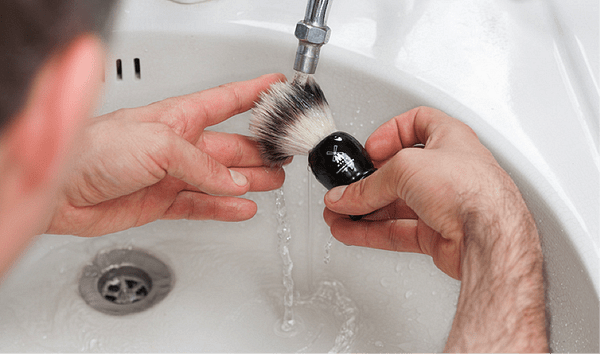 Почистване на четка за бръснене с естествен косъм
