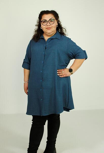 Тъмносиня дълга риза с навиващ се ръкав