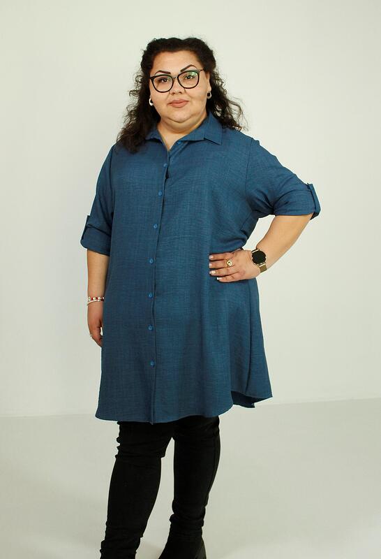 Тъмносиня дълга риза с навиващ се ръкав