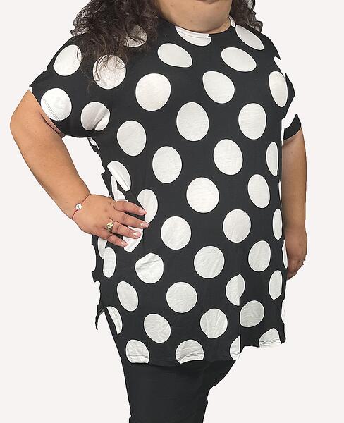 Черна блуза на бели точки
