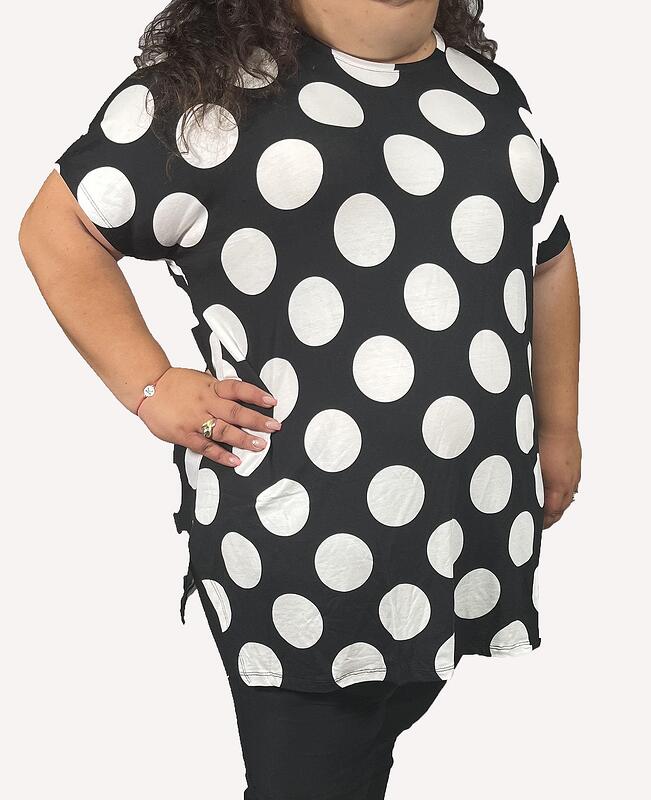 Черна блуза на бели точки