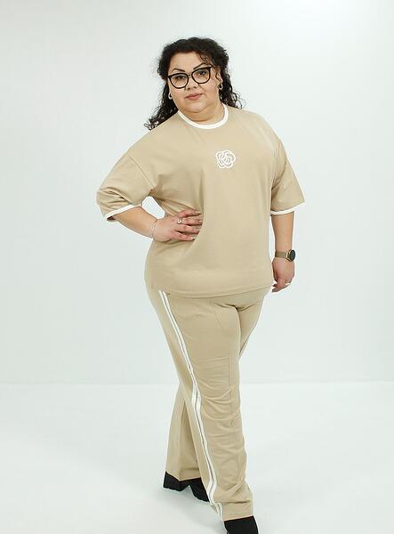 Бежов спортен комплект от две части с къс ръкав