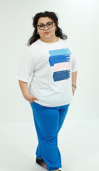 Спортен комплект със синьо долнище и къс ръкав Спортен комплект със синьо долнище и къс ръкав