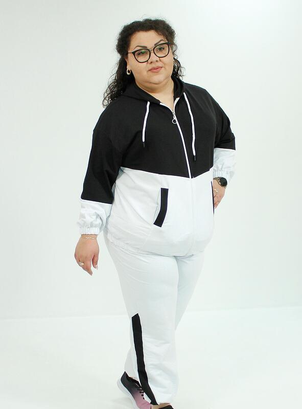 Черно-бял спортен екип от две части с качулка