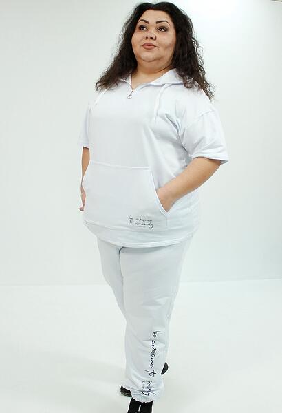 Бял спортен екип от две части с качулка и къс ръкав