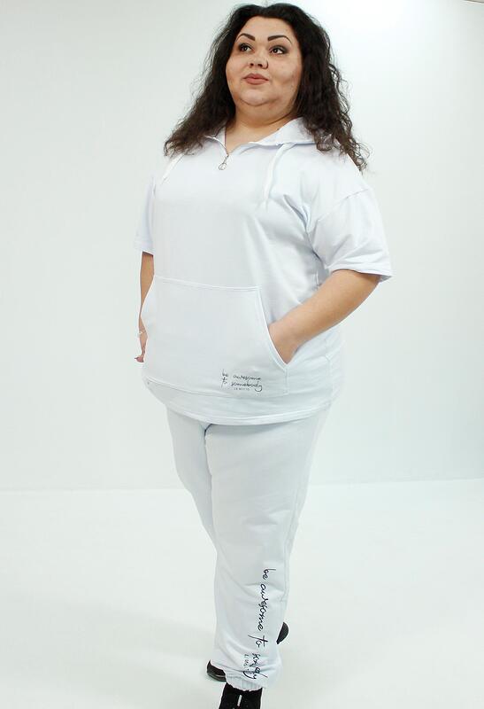 Бял спортен екип от две части с качулка и къс ръкав