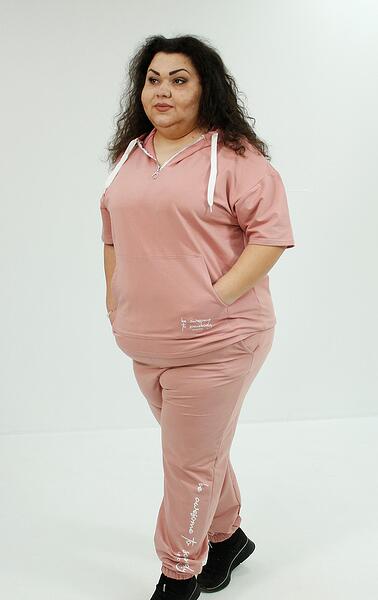 Розов спортен екип от две части с качулка и къс ръкав