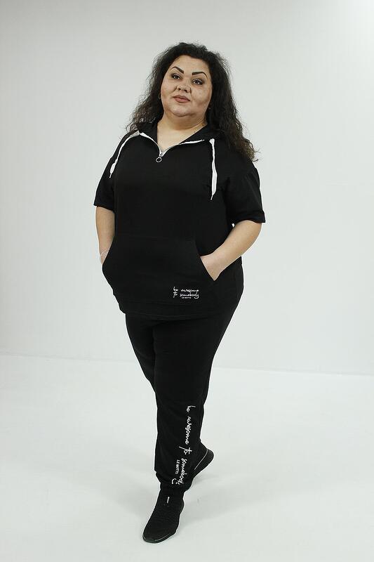 Черен спортен екип от две части с качулка и къс ръкав