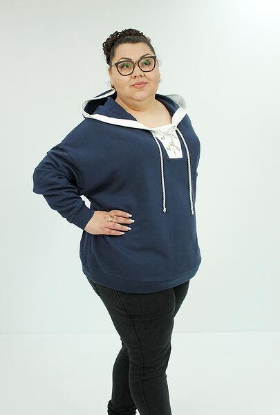 Тъмносин суичър с бели връзки и качулка