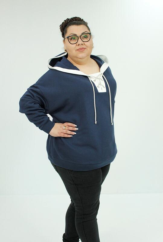 Тъмносин суичър с бели връзки и качулка