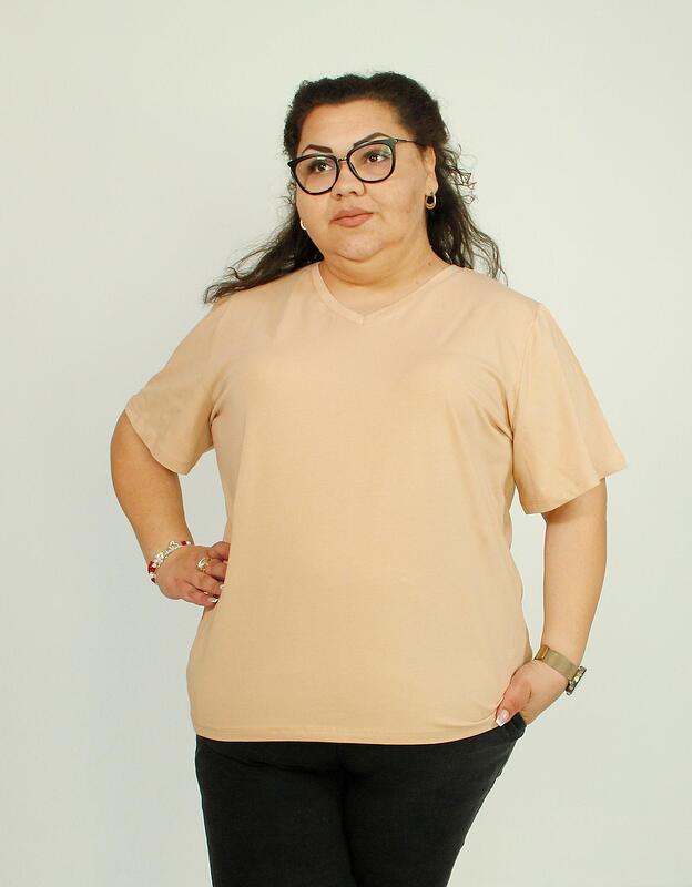 Бежова тениска с V-образно деколте