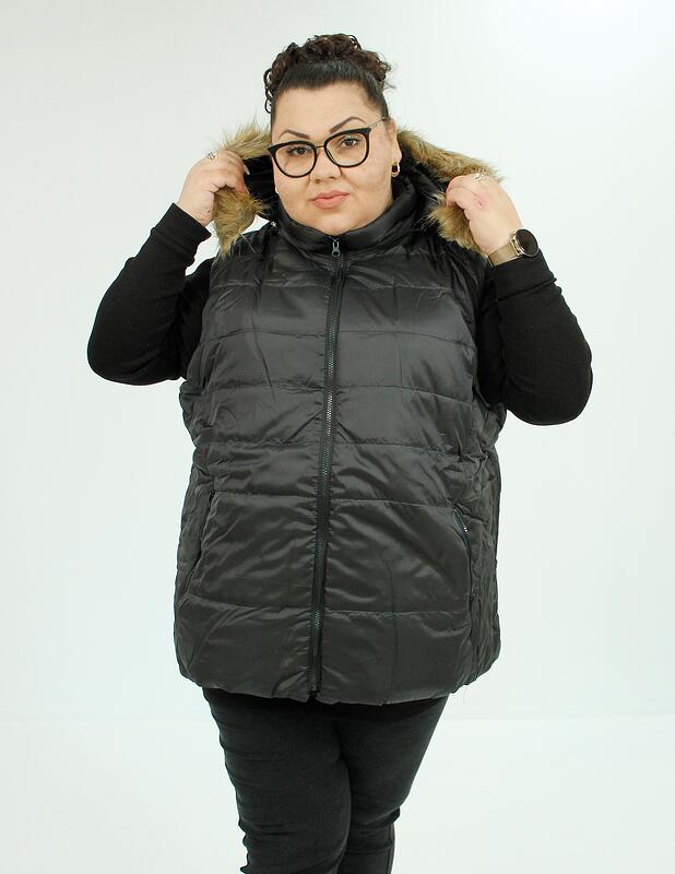 Черна грейка с пух на качулката и полар от вътрешната страна