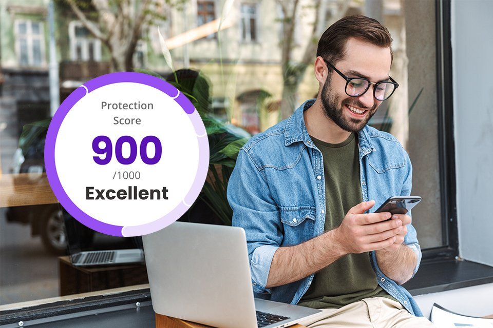 Векторна илюстрация на McAfee Protection Score до мъж със спецификации, гледащ смартфон.