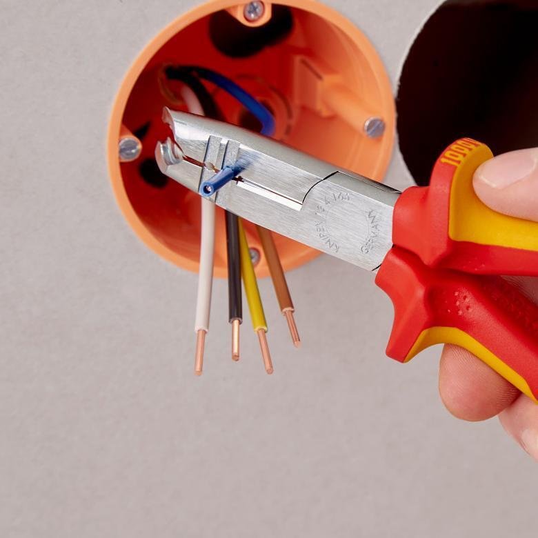 Pince de dénudage et coupeur, chromée, isolation jusqu'à Ø10 mm, VDE 1000V poignée jaune-rouge 165 mm, Knipex - K1346165